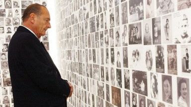 Chirac ogląda zdjęcia Żydów wywiezionych do obozów zagłady
