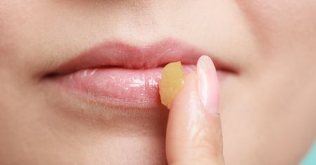Domowy peeling do ust. Jednocześnie złuszcza i nawilża