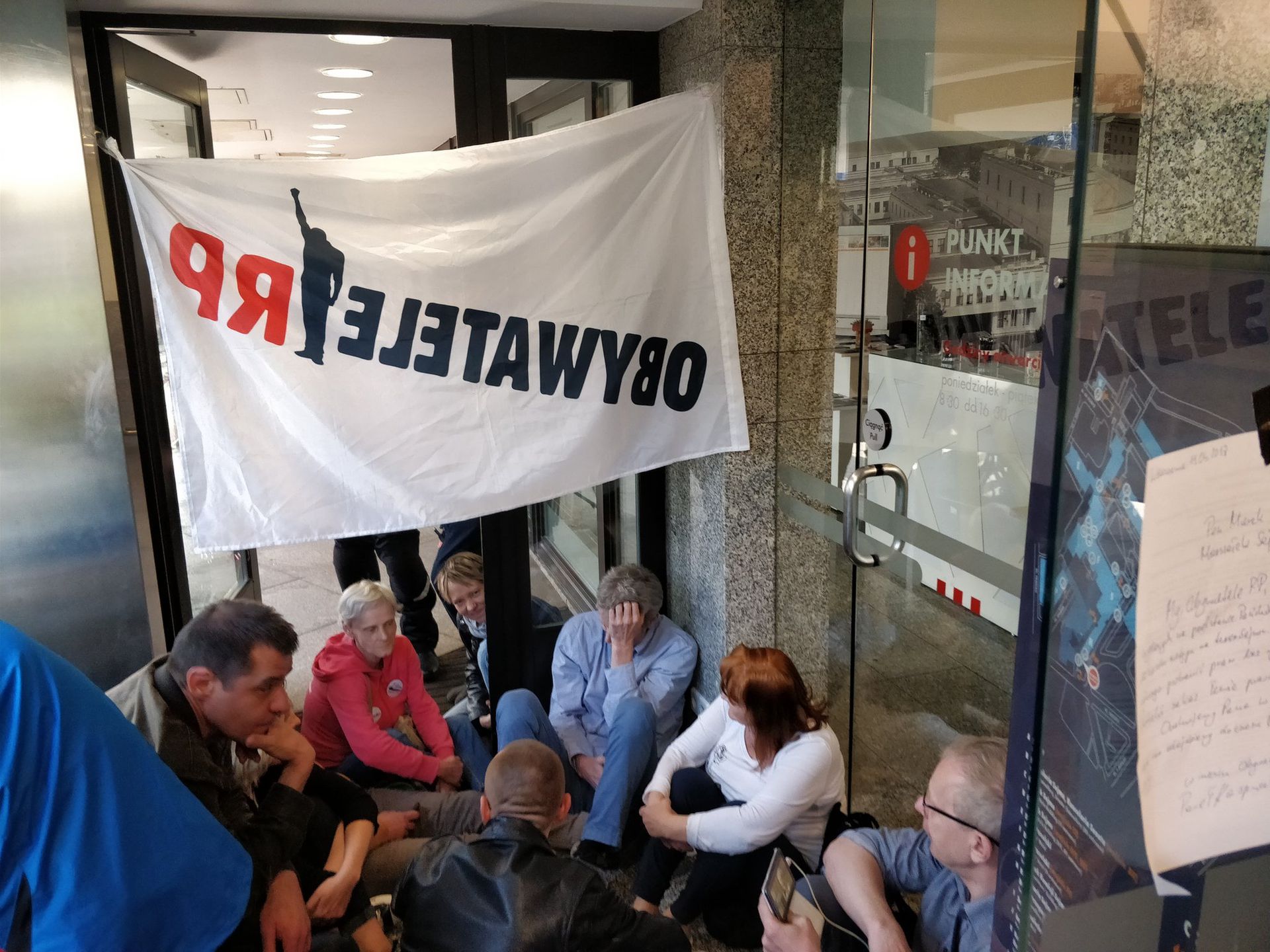 Na miejscu protestuje 30 członków ruchu Obywatele RP