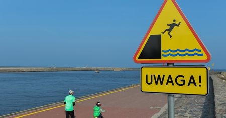 Ustka. Babcia z wnuczkiem na rękach spadła z molo