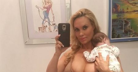Coco Austin wypina biust z niemowlakiem na rękach. Przesadza?