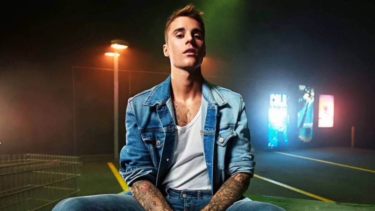 Justin Bieber zapuścił włosy. Co za urocze loczki! Takich nie miał na początku kariery