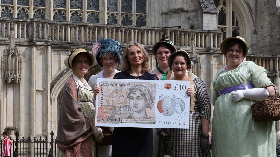 Prezentacja banknotu przed katedrą w Winchester, gdzie pochowana jest Jane Austen.