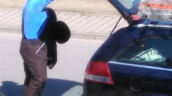 To zdjęcie jednego z "budowlańców", które zrobiła telefonem komórkowym pani Regina.