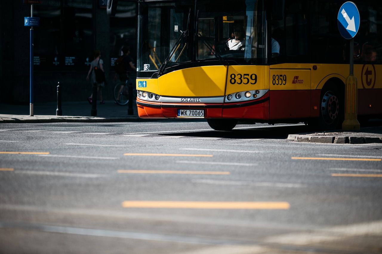 Ochota. Autobus wjechał w zaparkowane samochody