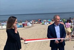 Jantar. Uroczyste otwarcie zejścia na plażę z biało-czerwoną wstęgą. "Bareja byłby dumny!"