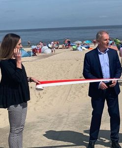 Jantar. Uroczyste otwarcie zejścia na plażę z biało-czerwoną wstęgą. "Bareja byłby dumny!"