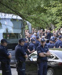 Ekshumacja Arkadiusza Rybickiego. Protest i kordon policji przed cmentarzem