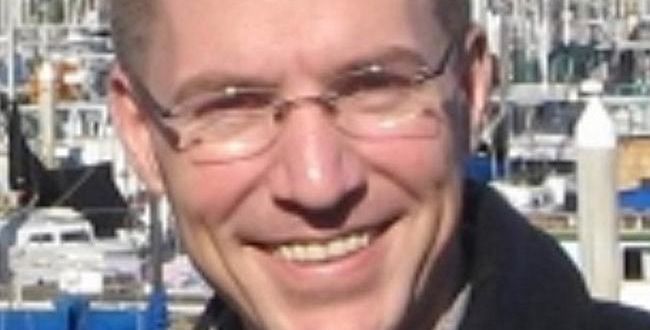 Był zwykłym mięśniakiem. Potem uderzył się w głowę i został geniuszem