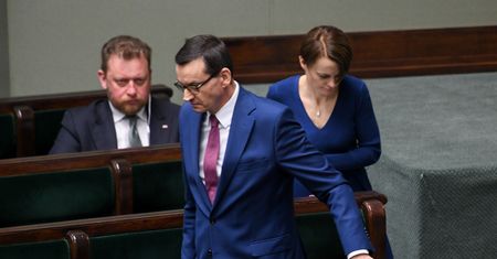 Niezgoda za plecami rządu. Dlaczego muszą zamknąć nas wszystkich w domach
