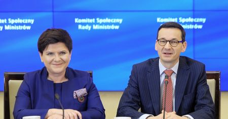Noszą teczki za ministrem - 1,3 mln zł premii. Dalszy ciąg afery z rozdawaniem pieniędzy urzędnikom