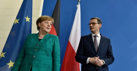 "Mówił po angielsku, był wyluzowany...". Kulisy wizyty Morawieckiego w Niemczech