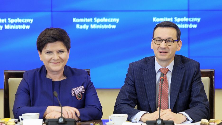 Przed rekonstrukcją rządu nastąpiło gigantyczne premiowanie urzędników.