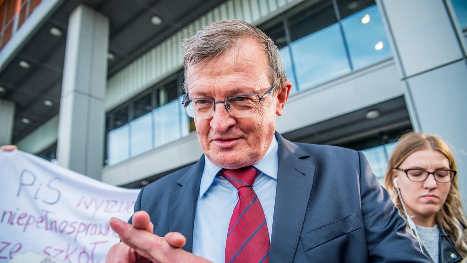 Malbork.Syn posła Tadeusza Cymańskiego został radnym, ale nagle przestał przychodzić do urzędu. Okazało się, że wyjechał w podróż  stopem do Azji.