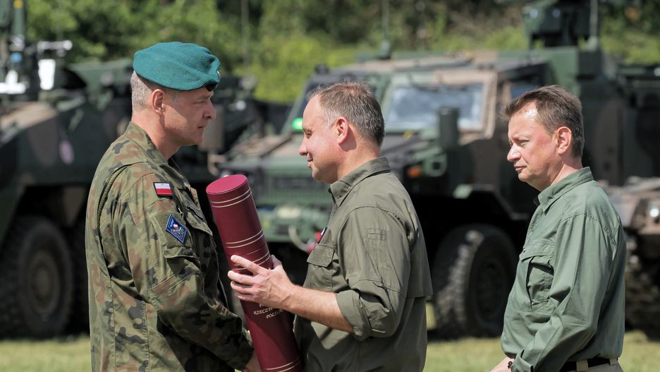 Gen. Piotr Błazeusz w towarzystwie prezydenta Polski Andrzej Dudy i szefa MON Mariusza Błaszczaka