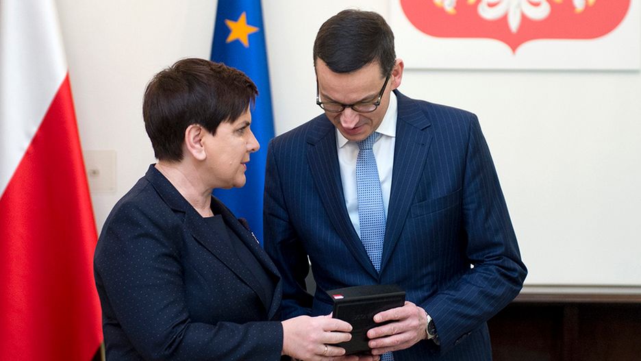 Beata Szydło przyznawała swoim ministrom nagrody, Mateusz Morawiecki zapowiedział, że z tym skończy.