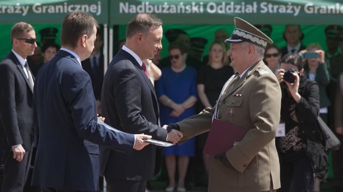 Prezydent Andrzej Duda w towarzystwie szefa MSWiA Mariusza Błaszczaka wręcza nominację komendantowi głównemu SG Markowi Łapińskiemu