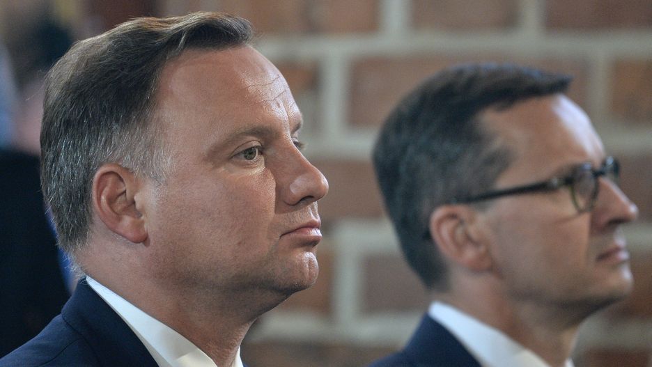 Prezydent Andrzej Duda i premier Mateusz Morawiecki zanotowali spadki w rankingu zaufania