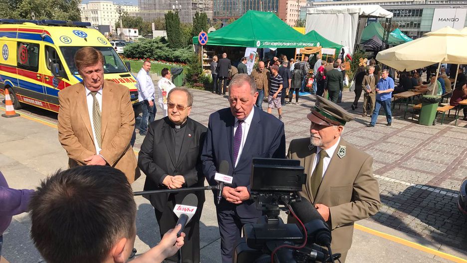 Ojciec Tadeusz Rydzyk i minister Jan Szyszko przed konferencją o GMO