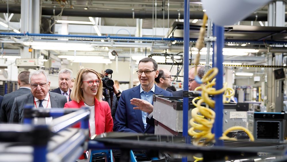 Premier Morawiecki w trakcie wizyty w fabryce firmy Amica. 