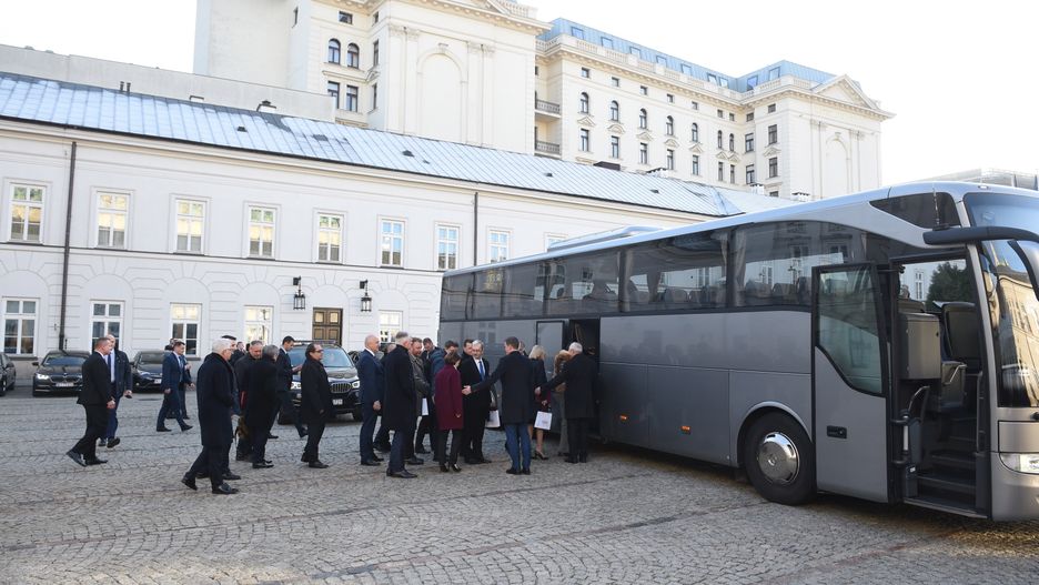 Ministrowie po uroczystości w Pałacu Prezydenckim wsiedli do autobusu. Ich limuzyny pojechały za nimi.