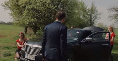 Poseł w teledysku disco polo. Stodoła, dziewczyny i luksusowe auto