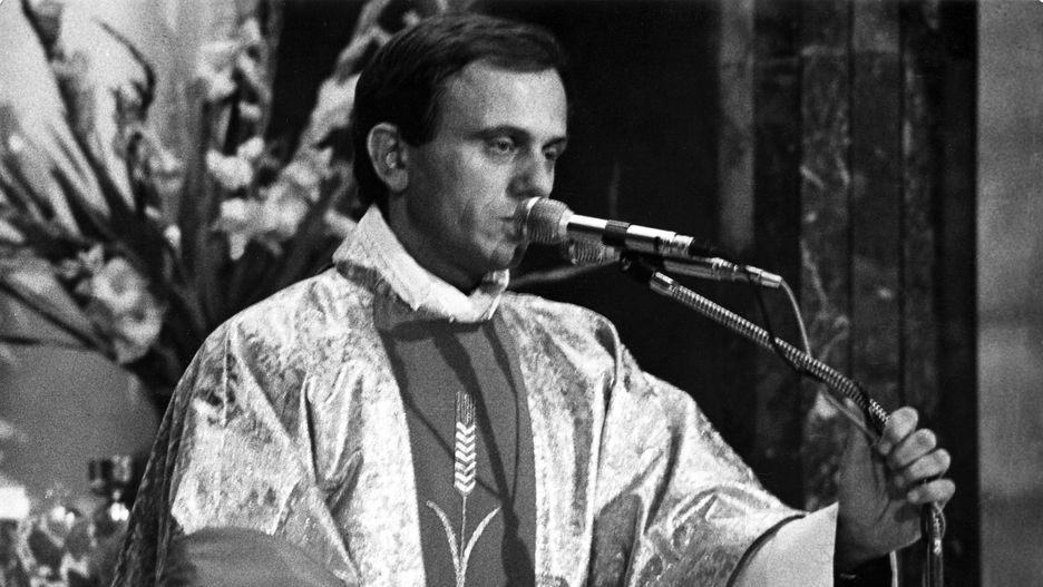 Ksiądz Jerzy Popiełuszko podczas odprawiania mszy świętej, lata 80.