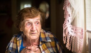 Staruszka wyrzuciła przez okno 70 tysięcy złotych. Pieniądze miały być w "niebezpieczeństwie"