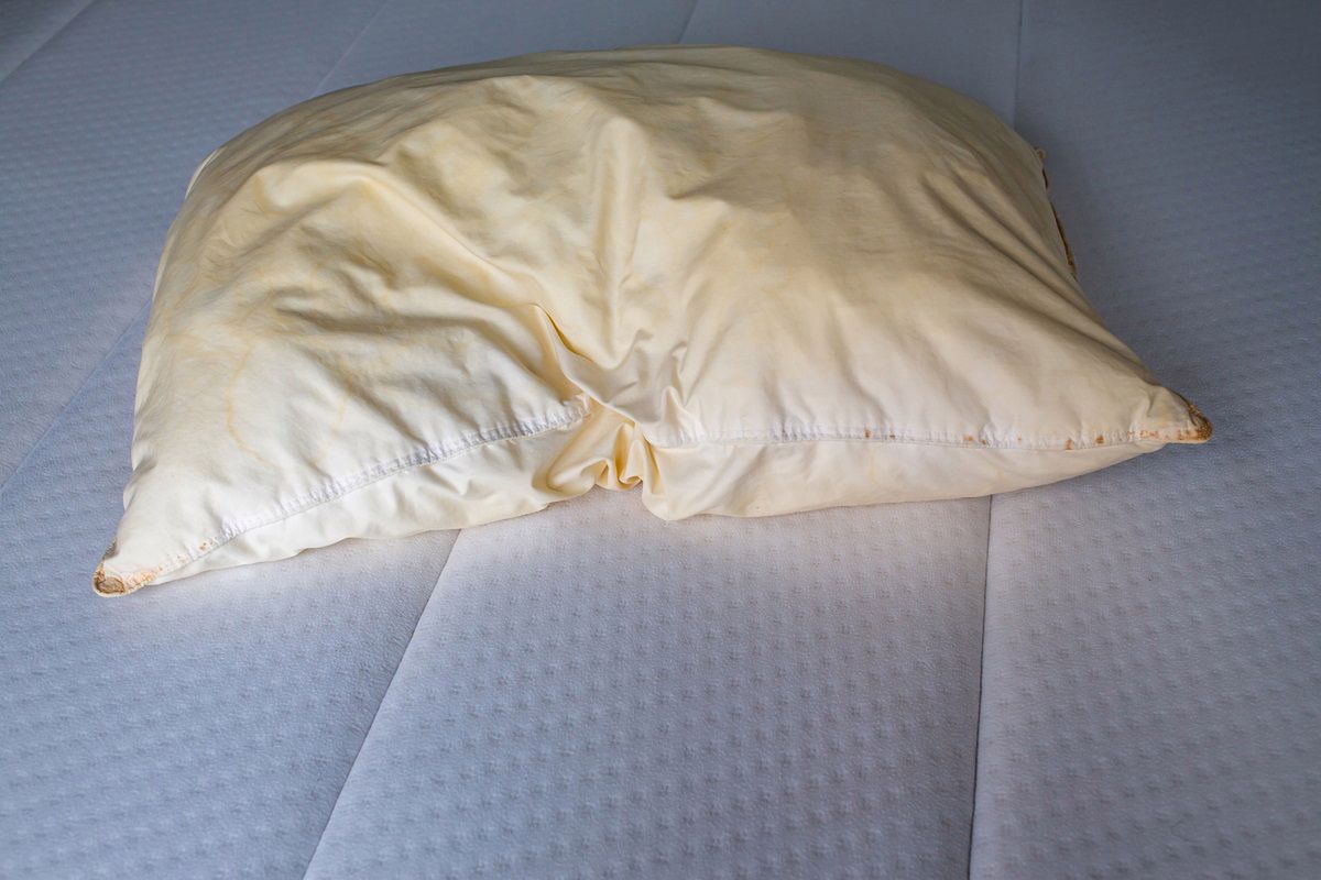 Trik na usunięcie żółtych plam z poduszki jest bardzo popularny. Fot. Getty Images