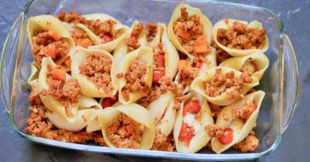 Makaronowe muszle z mozzarellą i mięsem