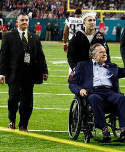 "Opowiada dowcipy i poklepuje". George H.W. Bush oskarżony o molestowanie