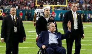 "Opowiada dowcipy i poklepuje". George H.W. Bush oskarżony o molestowanie