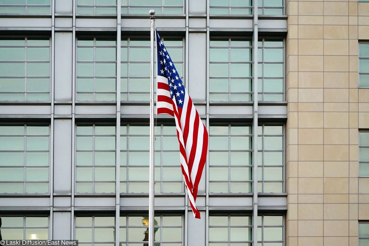 O losie amerykańskich ambasad zadecydują... użytkownicy Twittera? Absurdalna ankieta