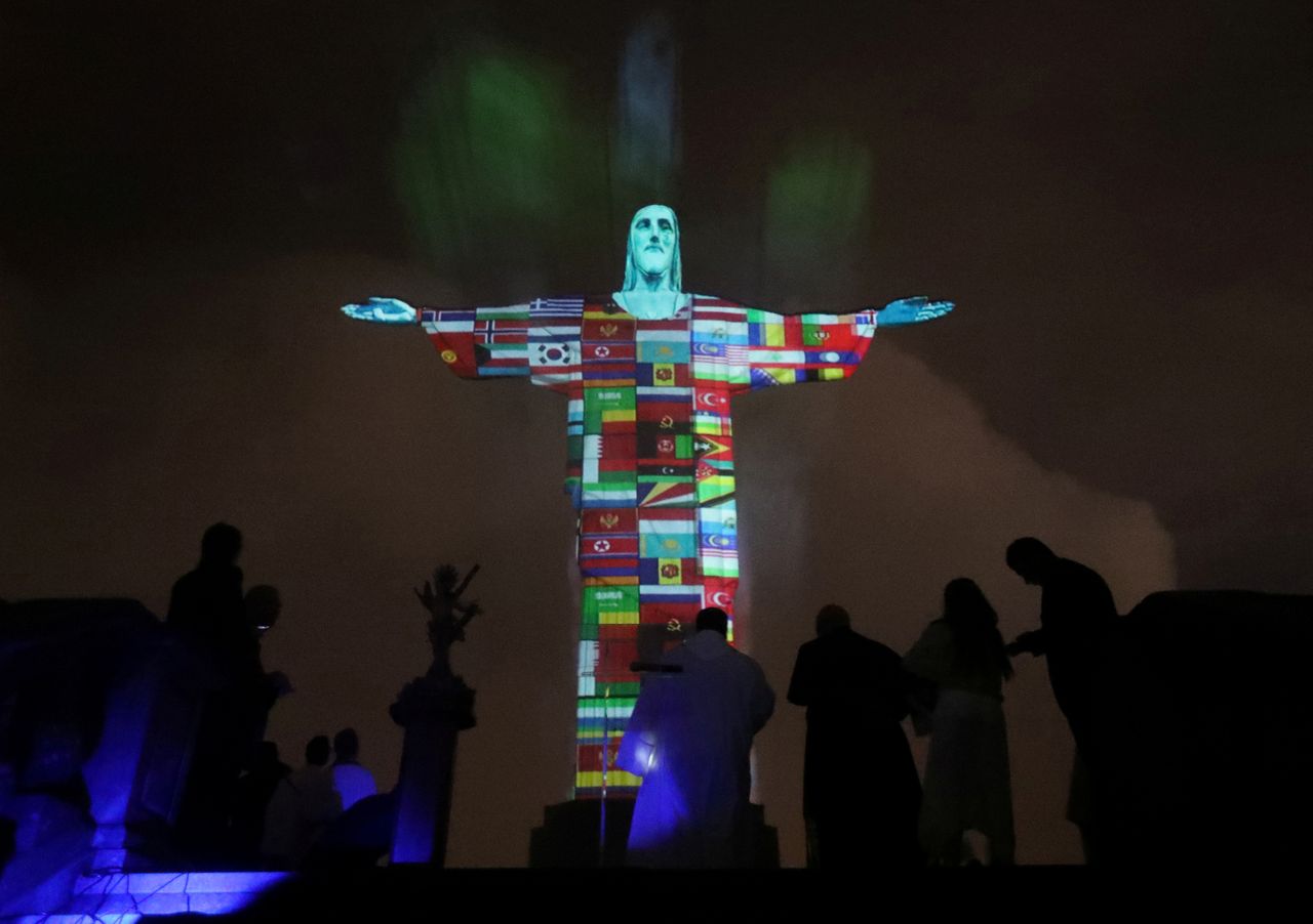 Rio de Janeiro. Oświetlili pomnik Chrystusa Odkupiciela flagami państw