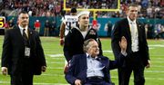 "Opowiada dowcipy i poklepuje". George H.W. Bush oskarżony o molestowanie