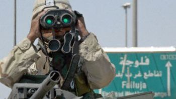 Amerykański żołnierz obserwuje okolice Faludży