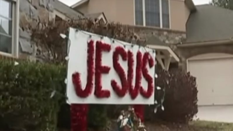 Sąsiedzki spór o tabliczkę z napisem Jezus