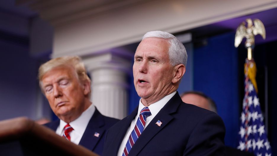 Koronawirus na świecie. Wiceprezydent USA Mike Pence (z lewej: prezydent USA Donald Trump)