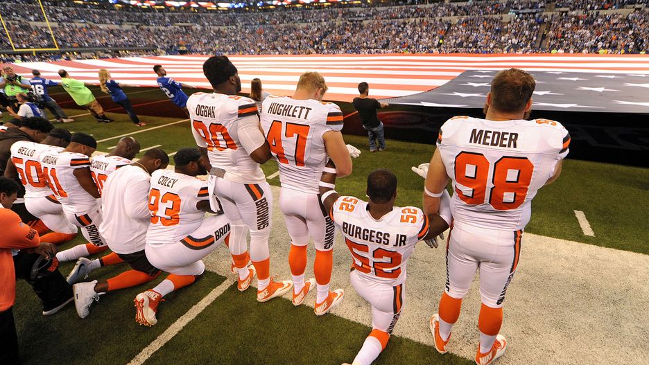 Zawodnicy NFL protestują przeciwko rasizmowi w czasie hymnu USA