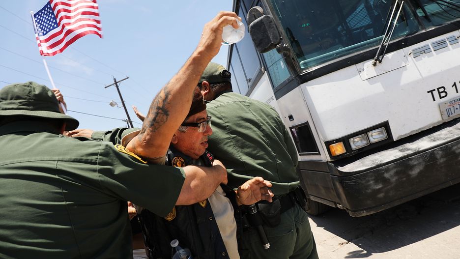 Straż graniczna usuwa demonstranta protestującego przeciwko zatrzymywaniu imigrantów