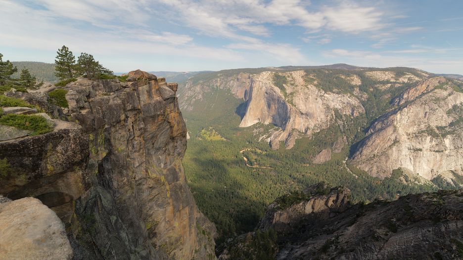 Punkt widokowy Taft Point jest popularny wśród turystów. Wchodząc na niego, należy zachować szczególną ostrożność