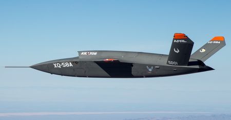 XQ-58A Valkyrie podczas testów na poligonie. Może być następcą "Żniwiarza"