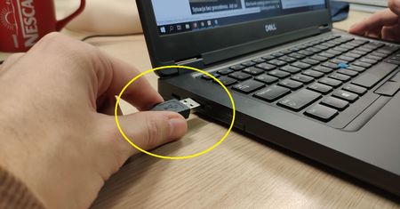 Jak trafić kablem USB do gniazda za pierwszym razem? Jest na to sprytny sposób