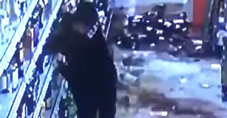 Niemcy. Atak imigranta w sklepie. Półka z alkoholem przestała istnieć