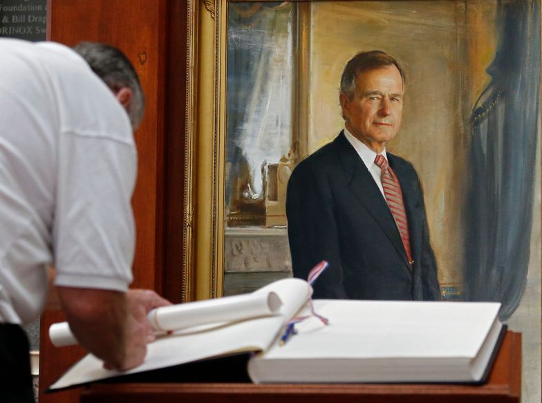 Księgi kondolencyjne wyłożono w instytucjach w wielu miastach, m.in. w George Bush Presidential Library & Museum w College Station