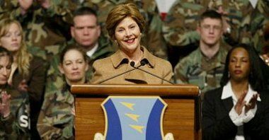 Laura Bush nie chce skakać ze spadochronem
