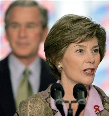 Laura Bush popularniejsza od małżonka