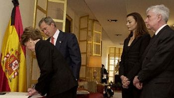 Prezydent Bush wraz z małżonką wpisali się do księgi kondolencyjnej w ambasadzie hiszpańskiej w Waszyngtonie