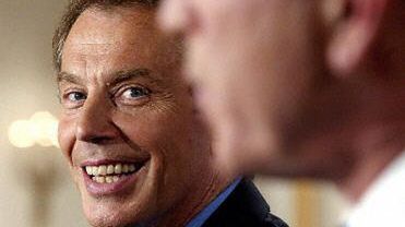 Tony Blair wpatrzony w Georgea Busha