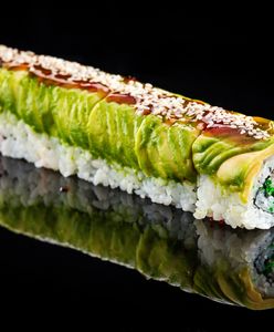 Sushi pod ostrzałem. Może zawierać niebezpieczne składniki i mieć więcej kalorii niż Big Mac
